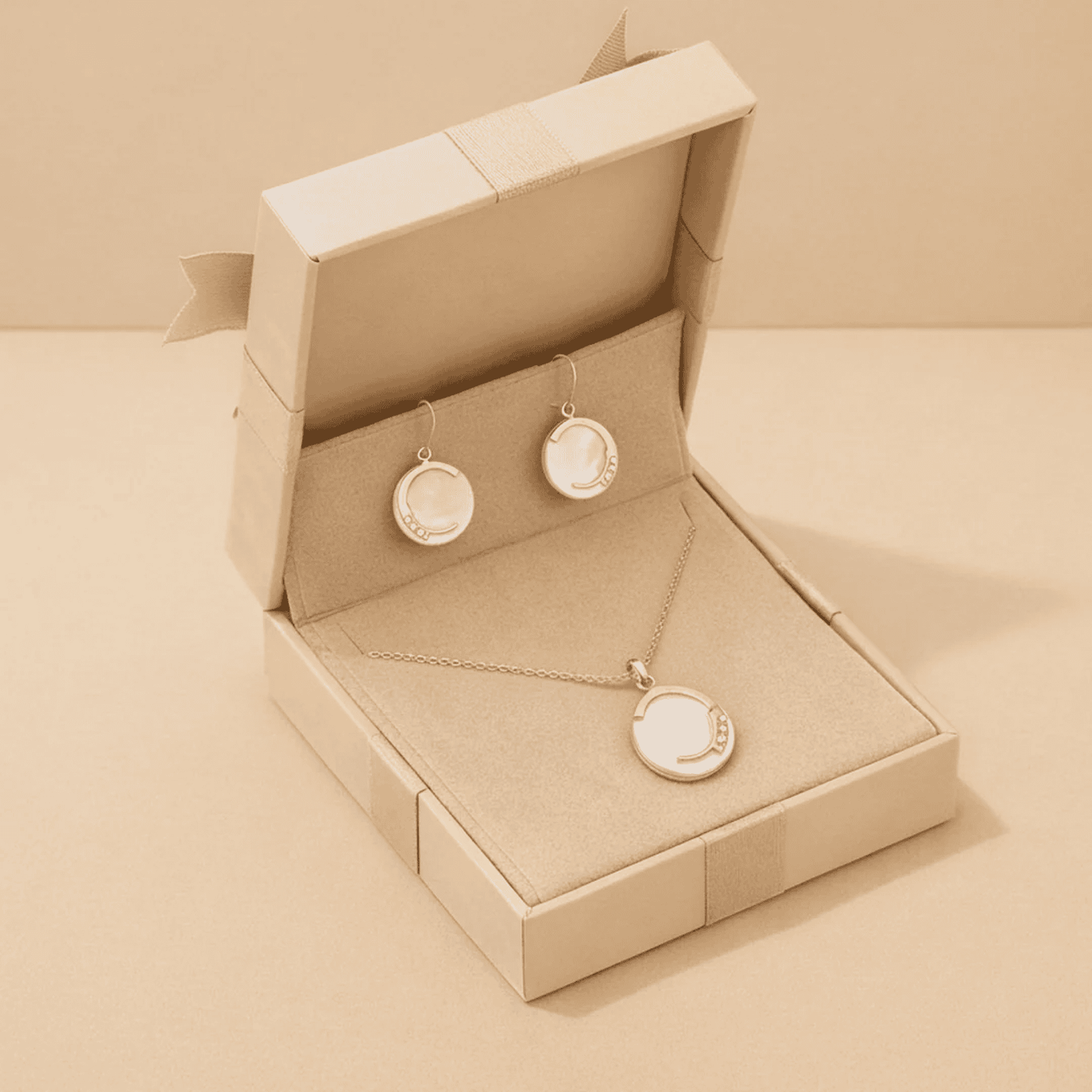 Mother of Pearl Round 925 Sterling Silver Earring & Pendant Set