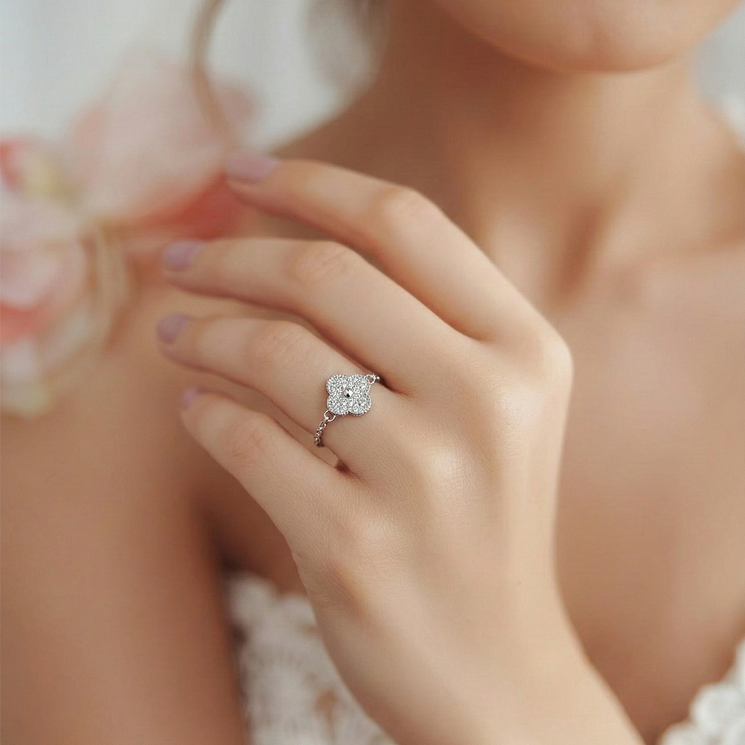 Blisse Allure Sterling Silver Clover Chain Ring