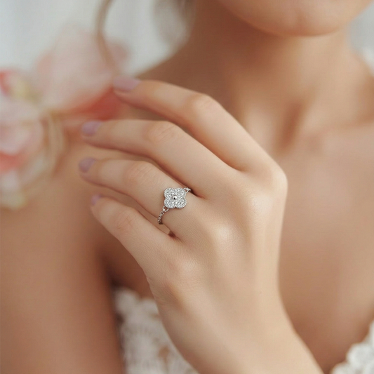 Blisse Allure Sterling Silver Clover Chain Ring