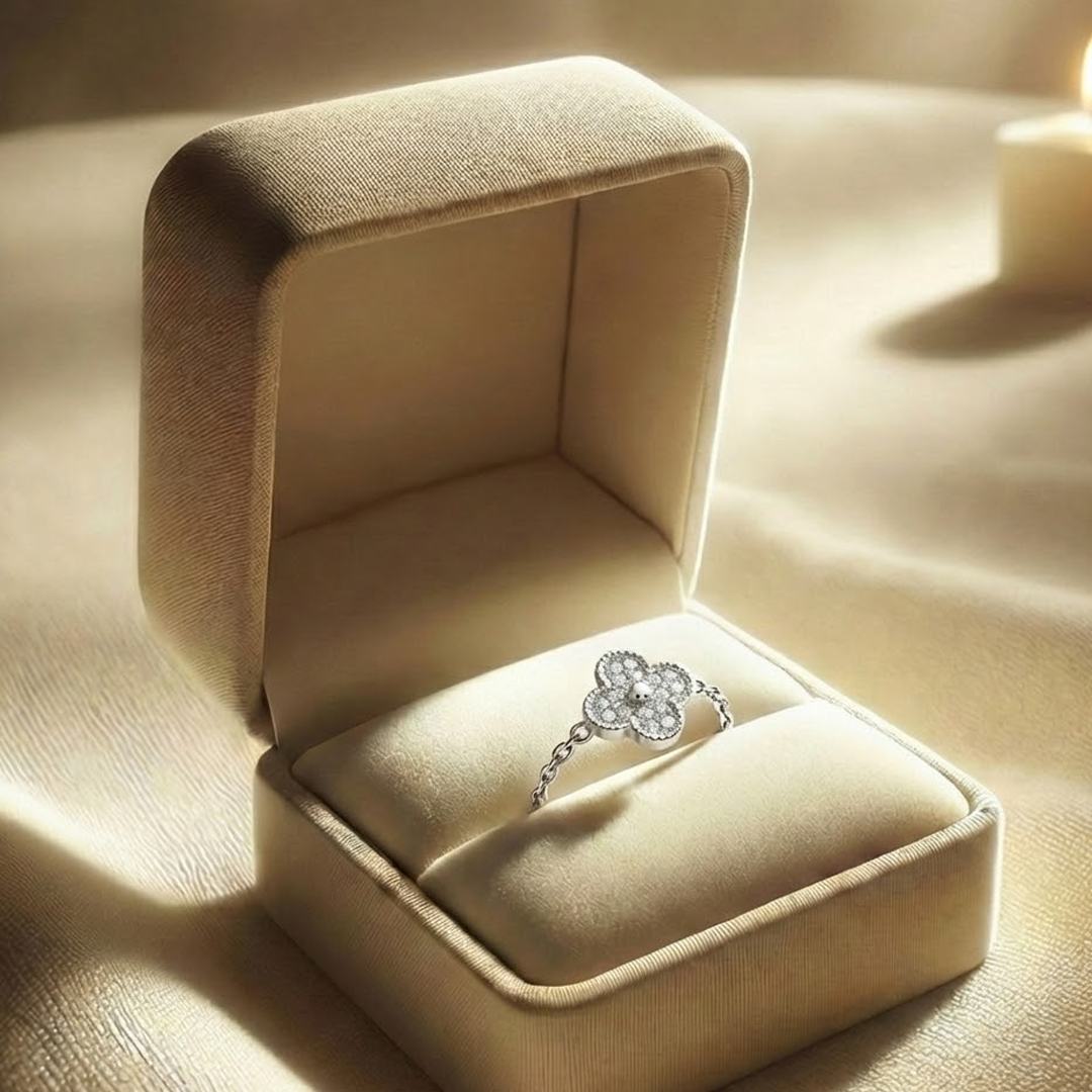 Blisse Allure Sterling Silver Clover Chain Ring